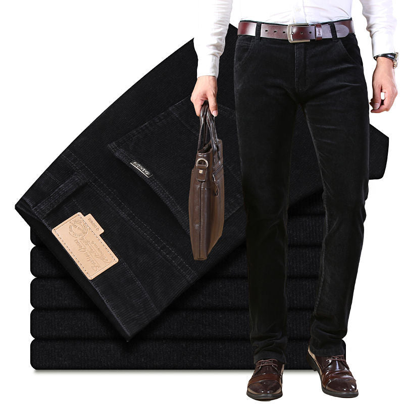 Pantalon Velours Orven noir profond, gros plan porté avec ceinture et sac