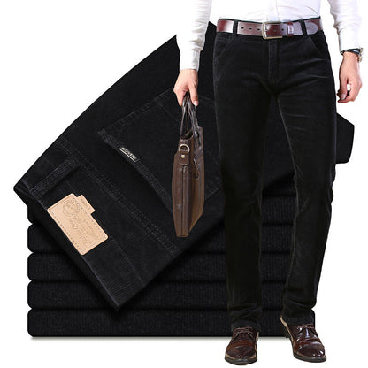 Pantalon Velours Orven noir profond, gros plan porté avec ceinture et sac