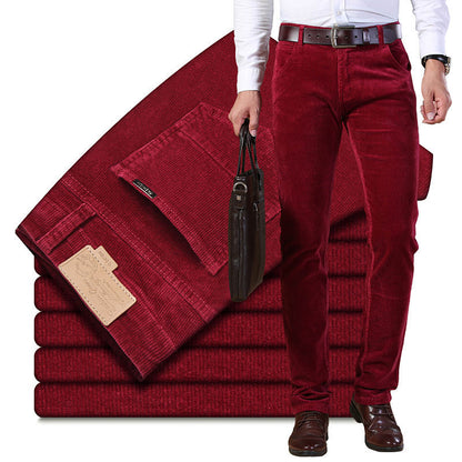 Pantalon Velours Orven rouge marron, gros plan porté avec ceinture et sac en cuir