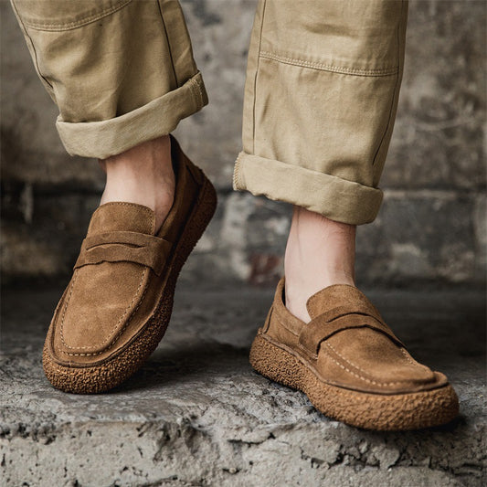 Mocassins Suède Célian marron cognac, portés pieds avec pantalon retroussé, style urbain casual homme