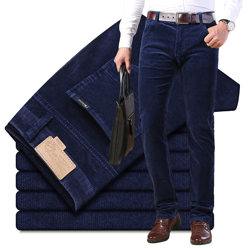 Pantalon Velours Orven bleu marine, gros plan porté avec ceinture