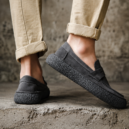 Mocassins Suède Célian gris anthracite, portés pieds avec pantalon beige retroussé, style casual homme