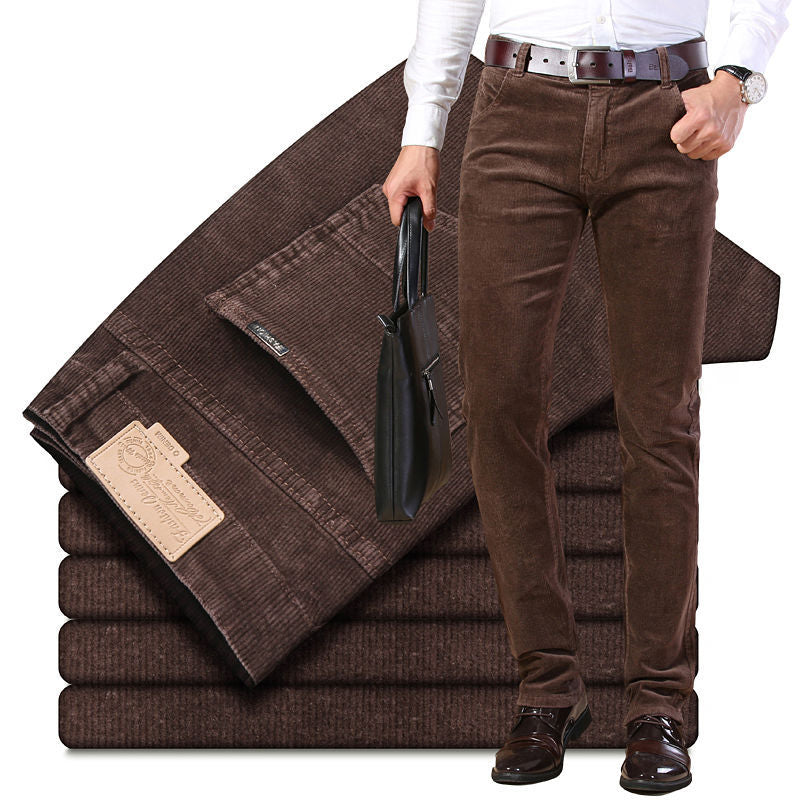 Pantalon Velours Orven brun, gros plan porté avec ceinture et sac en cuir